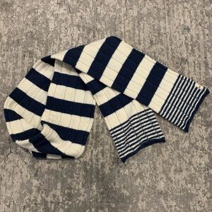 Hollister scarf